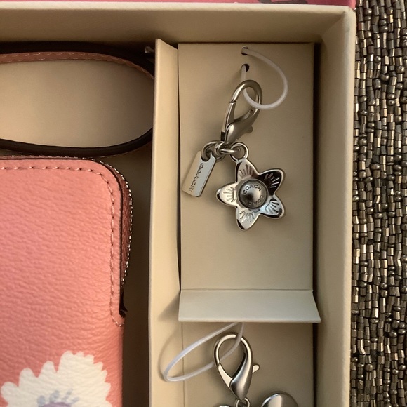 NWT COACH Boxed Corner Zip Wristlet Daisy Print - Picture 10 of 13